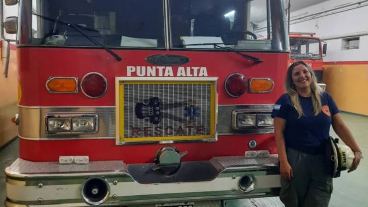 Una bombero de la Asociación de Bomberos Voluntarios de Punta Alta viaja a los incendios de Neuquén