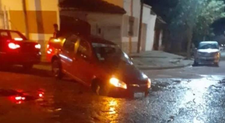 Hundimiento del asfalto en Avenida Jujuy y San Luis