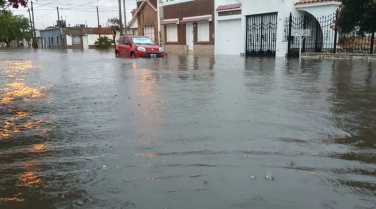 Asistieron a 240 familias y repartieron más de 400 colchones en Coronel Rosales