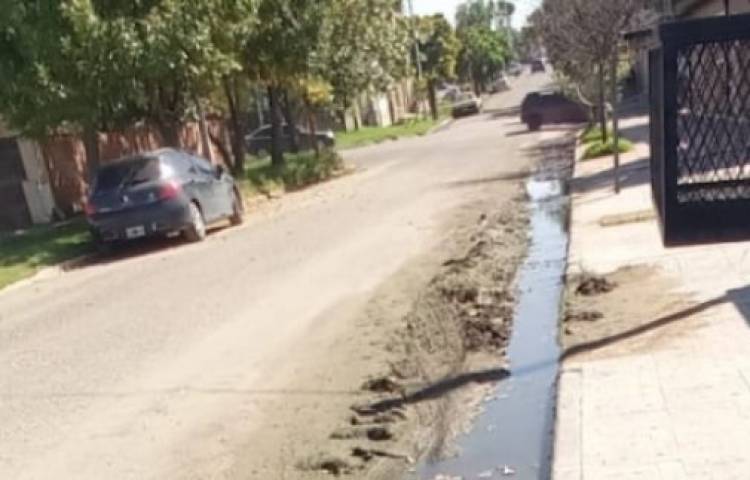 Preocupación por pérdida de líquidos cloacales en Avenida Jujuy y San Luis