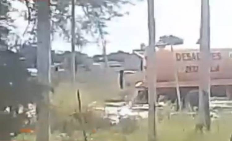 Camión desobstructor vació su carga de líquidos cloacales en una esquina de Barrio Laura