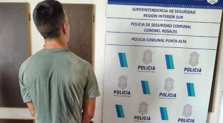 Un hombre entró a la comisaría con un chaleco antibalas y agredió a policías