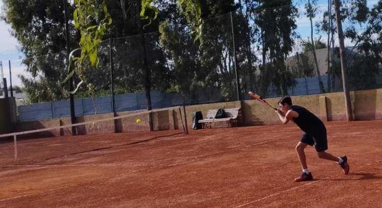 El joven Puntaltense Ángel Di Carlo se radicó en Tandil para perfeccionarse en su carrera con el Tenis