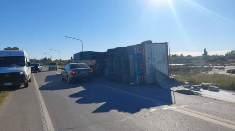 Volcó el acoplado de un camión con harina en ruta 229 a la altura de Villa Arias