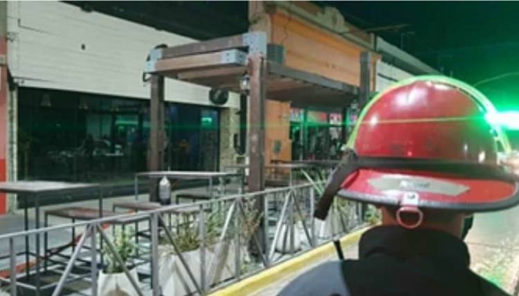 Bomberos Voluntarios acudieron al incendio de un local gastronómico en el centro de la ciudad