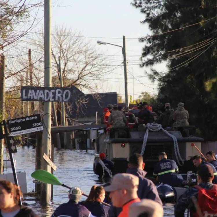 Desde Puerto Belgrano hubo importante despliegue de la Armada para asistir a Zárate y Campana