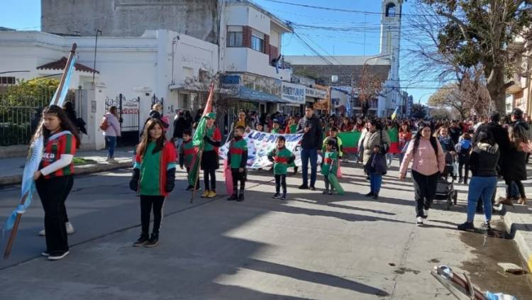 Invitación para participar en el desfile cívico-militar por el 127 aniversario de Punta Alta