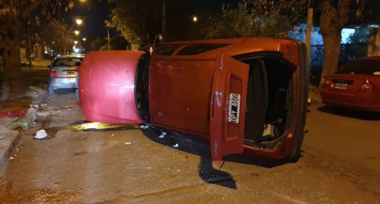 Un conductor de 71 años chocó contra dos autos y volcó en Avellaneda al 500