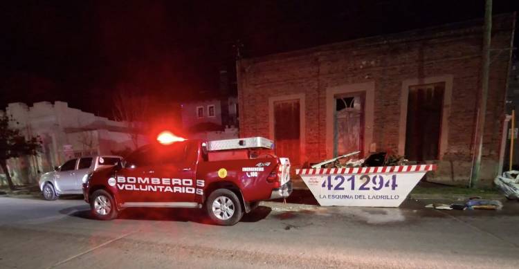 Bomberos Voluntarios acudieron a incendios de dos contenedores y un auto