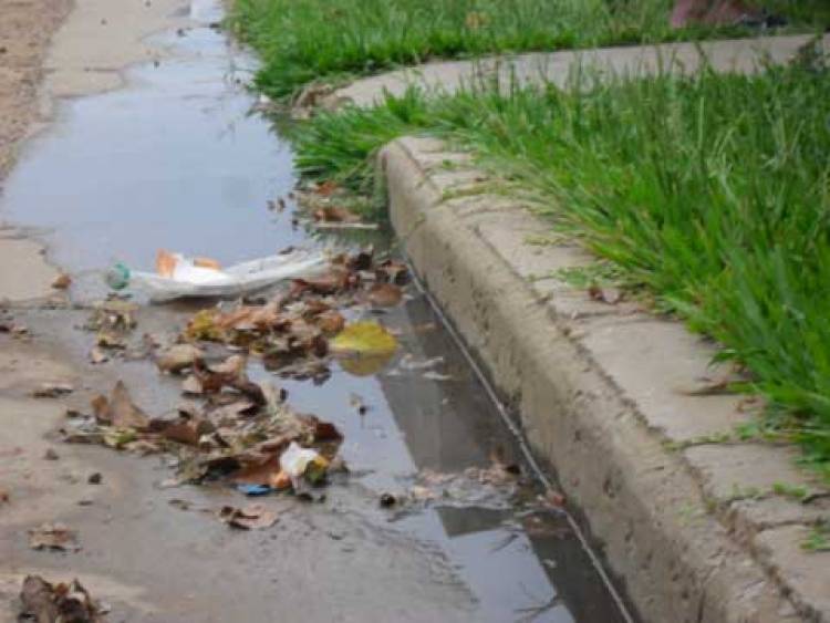 Vecinos de un sector de la ciudad continúan los reclamos por falta de respuesta de ABSA y el Municipio