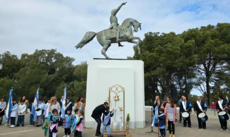 La comunidad de Coronel Rosales homenajeó al General San Martín