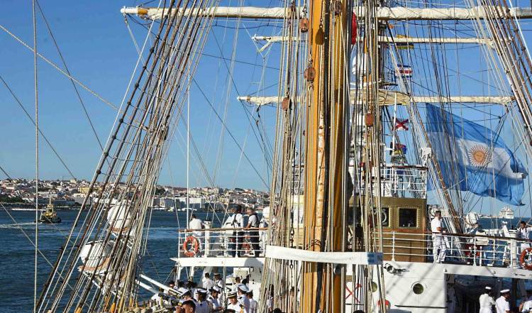 La fragata ARA “Libertad” zarpó del puerto de Lisboa