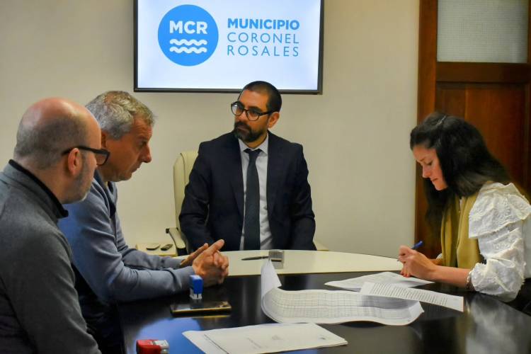 Aristimuño realizó la firma del contrato de obra para las primeras 32 viviendas del Barrio Luz y Fuerza