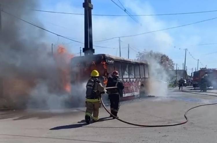 Un colectivo de la línea 504 ATEPAM se incendió en pleno recorrido
