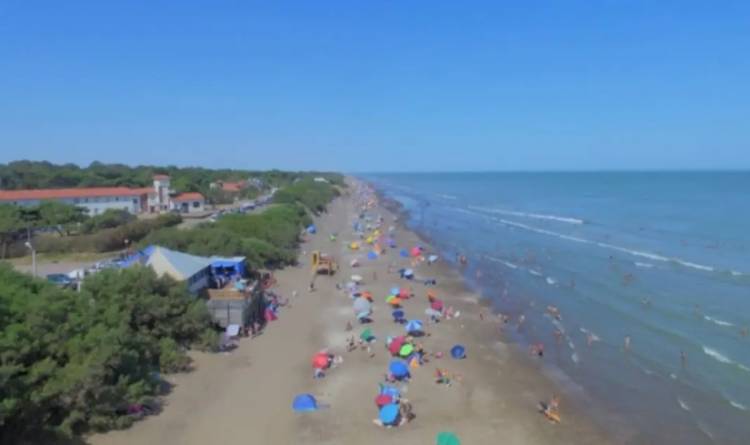 Organizan una jornada educativa ambiental en la costa de Pehuen Co