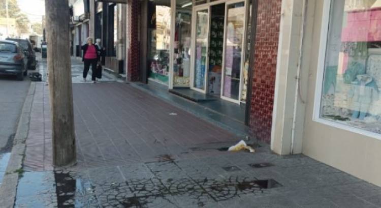 Continúan los desbordes cloacales en calle Irigoyen y los comerciantes no tienen una solución