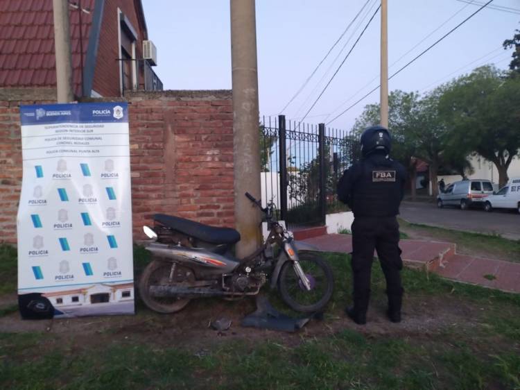 Dos delincuentes menores a bordo de una moto robada, chocaron cuando huían de la Policía