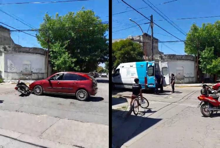 Accidente de tránsito entre una moto y un auto en 25 de Mayo y Alberdi