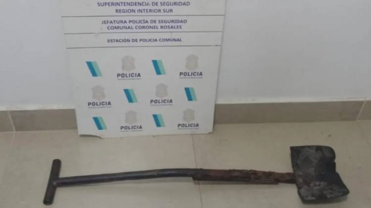 Detuvieron a un hombre por atacar a su hermana con una pala