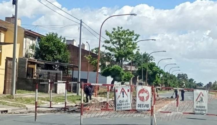 Realizan reparaciones en un tramo del nuevo pavimento en Paso y Puerto Madryn