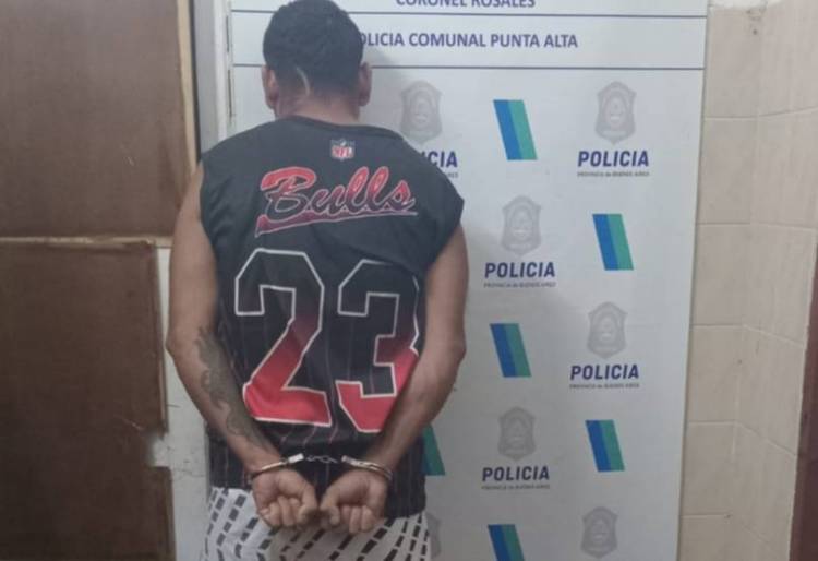 Un hombre amenazaba a su expareja y cuando llegó la policía descartó un arma