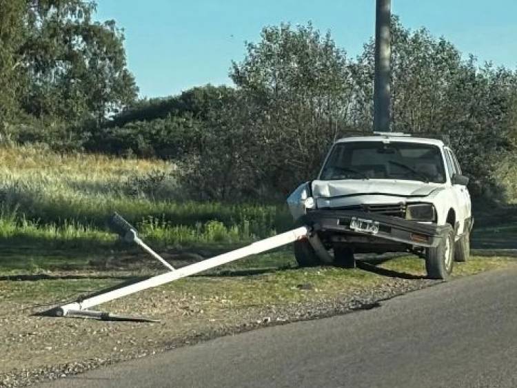 Un auto chocó contra una columna de alumbrado en camino a Arroyo Pareja