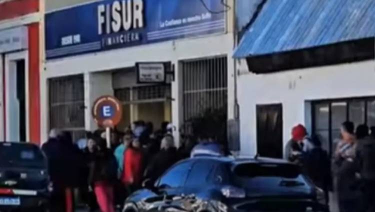Clientes que reclaman sus ahorros de financiera se auto convocan para el día lunes
