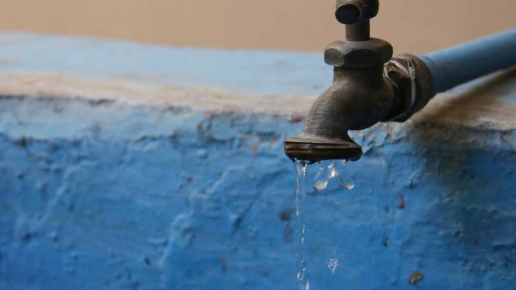 Baja presión de agua en el Barrio Centenario por reparación de ABSA