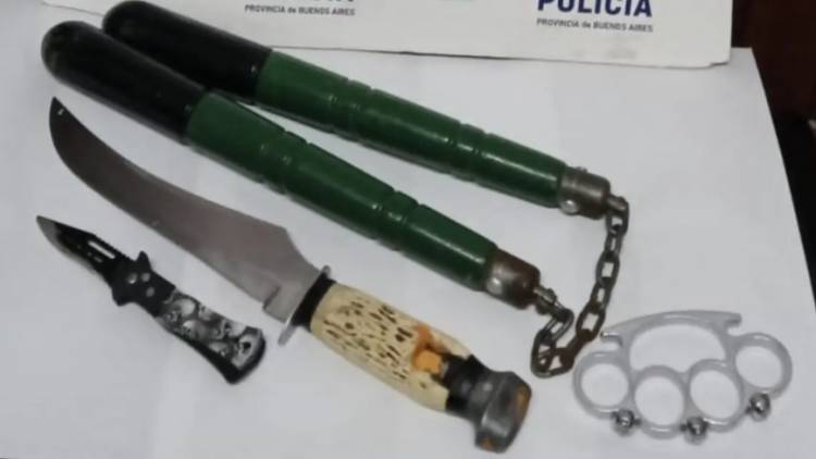 Interceptaron a 4 personas con cuchillos, una manopla y un nunchaku