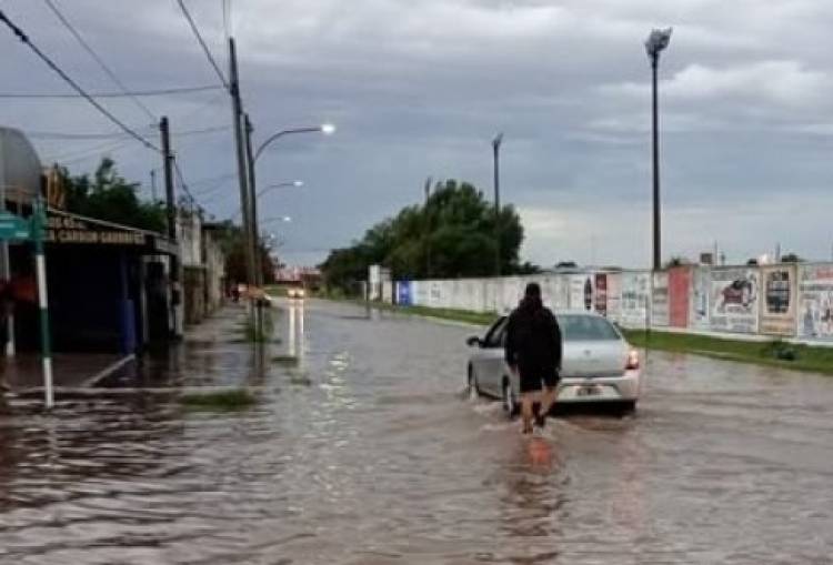 Un automovilista apuntó con un arma de fuego a dos vecinos que cortaban una calle inundada