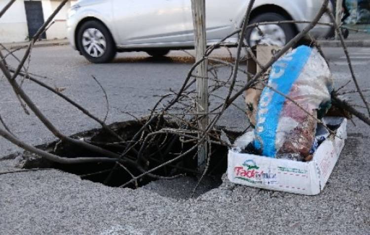 Preocupación por un importante hundimiento del asfalto en una esquina céntrica