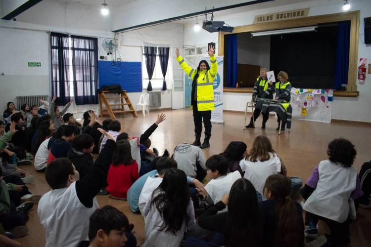 Seguridad Vial en las escuelas del distrito por parte del personal de Tránsito del Municipio