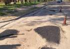 El Municipio de Coronel Rosales continúa con los trabajos de bacheo en distintos barrios de la ciudad  