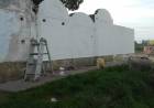 Se realizan trabajos de limpieza y pintura sobre el cerco perimetral del Cementerio 