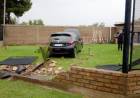 Un auto chocó contra el frente de una casa, al mando iba un joven de 17 años