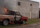Bomberos Voluntarios acudieron al incendio de una camioneta