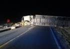 Un camión volcó en ruta 3 y perdió su carga
