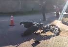 Una moto que circulaba en contramano impactó contra un auto