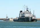 El aviso ARA “Puerto Argentino” trasladó la compuerta flotante del dique de carena N°2 a la BNPB