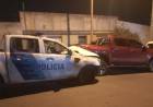 Un patrullero chocó contra una camioneta que se encontraba estacionada