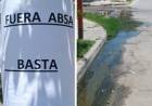 Vecinos cansados de los desbordes cloacales pegaron carteles contra ABSA y el intendente