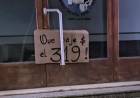 Un vecino colocó en la puerta del Concejo Deliberante un cartel reclamando baja en el boleto de la 319