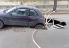 Cedió el asfalto y un automóvil terminó atrapado en Estomba al 200