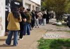Más de 100 personas hacen fila para entregar currículum en un comercio que va a abrir