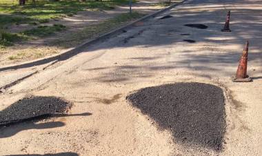 El Municipio de Coronel Rosales continúa con los trabajos de bacheo en distintos barrios de la ciudad  