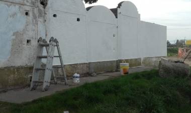Se realizan trabajos de limpieza y pintura sobre el cerco perimetral del Cementerio 
