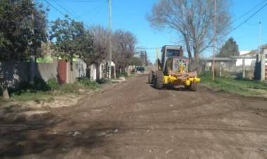 El Municipio de Coronel Rosales continúa trabajos en calles de tierra en diferentes barrios y localidades