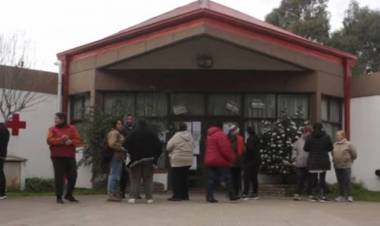 Pehuen Co: Vecinos reclamaron frente a la Sala Médica pidiendo mejoras en la atención