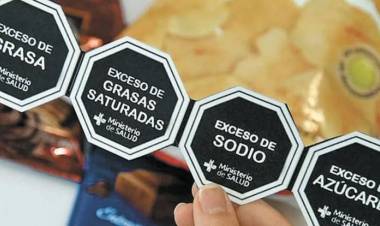 La ANMAT prohibió publicitar comida para niños con sellos precautorios