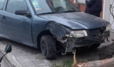 Un auto impactó contra un árbol